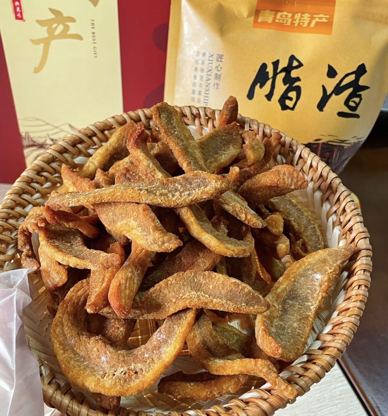 猪油渣我喜欢吃家里自己做的，不过当做零食，啧啧，还真没吃过，好吃吗？​​​