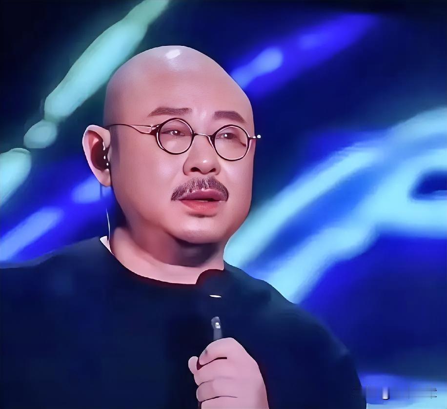 刀郎这件事儿问题真的很大！明眼人都看得出来，别的艺人都在忙着上综艺、炒CP，