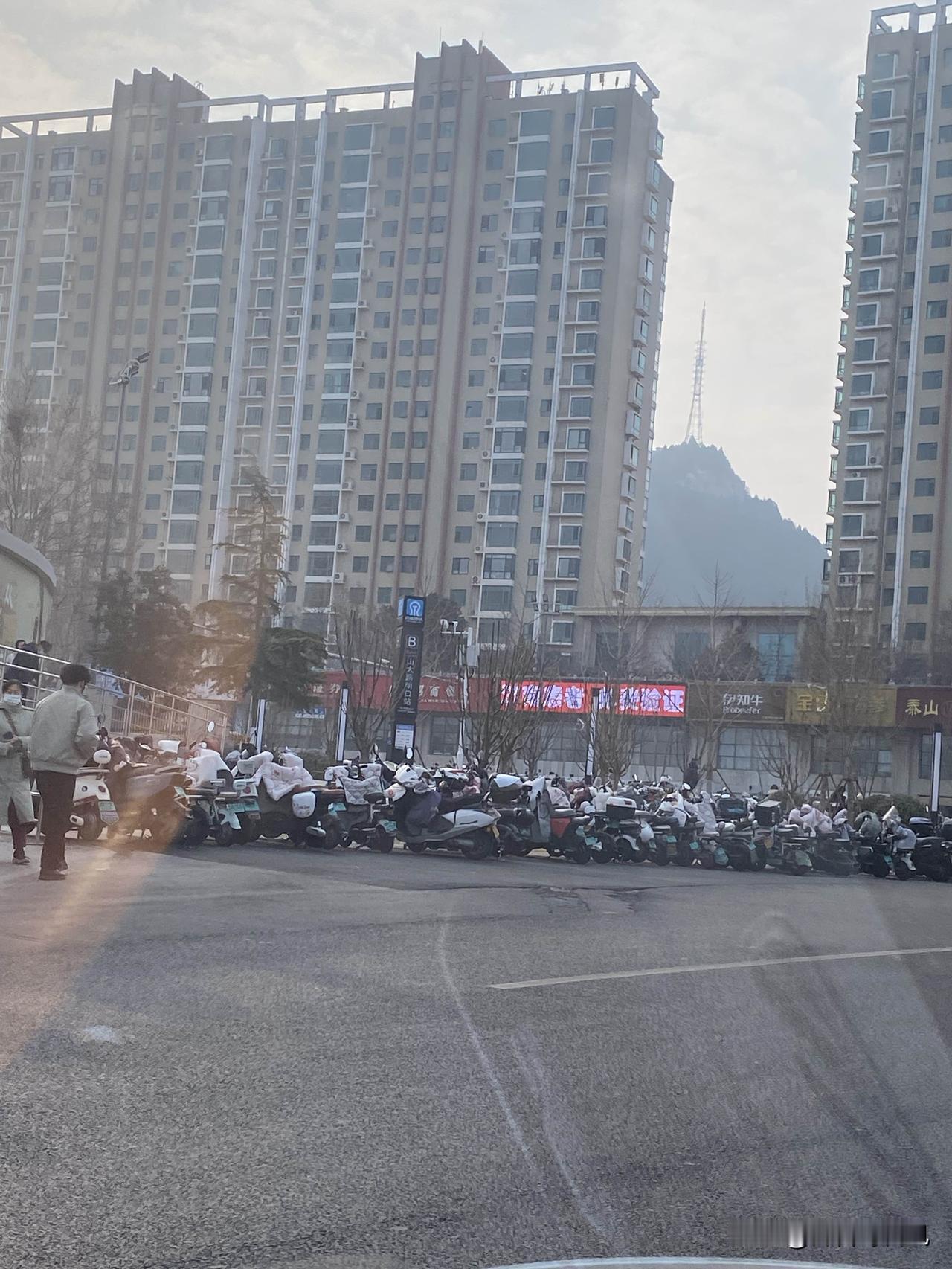 济南地铁开通后，地铁站被电动车包围的景象太常见了。像地铁四号线山师东路站B出入口