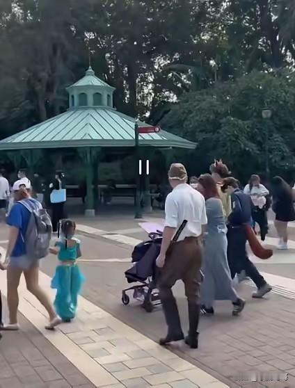 香港迪士尼给所有游客提了个醒不是因为天气炎热，也不是排队辛苦，而是你的穿着可