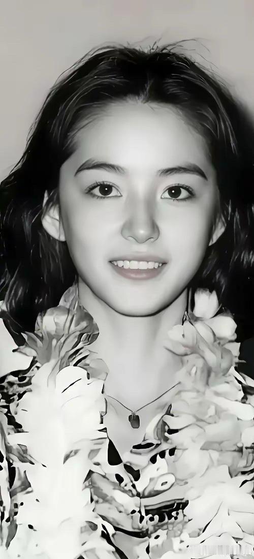 林青霞年轻时自带灿烂与纯真，是刻在无数青年心底的梦中女神；她的两个女儿完美继承优