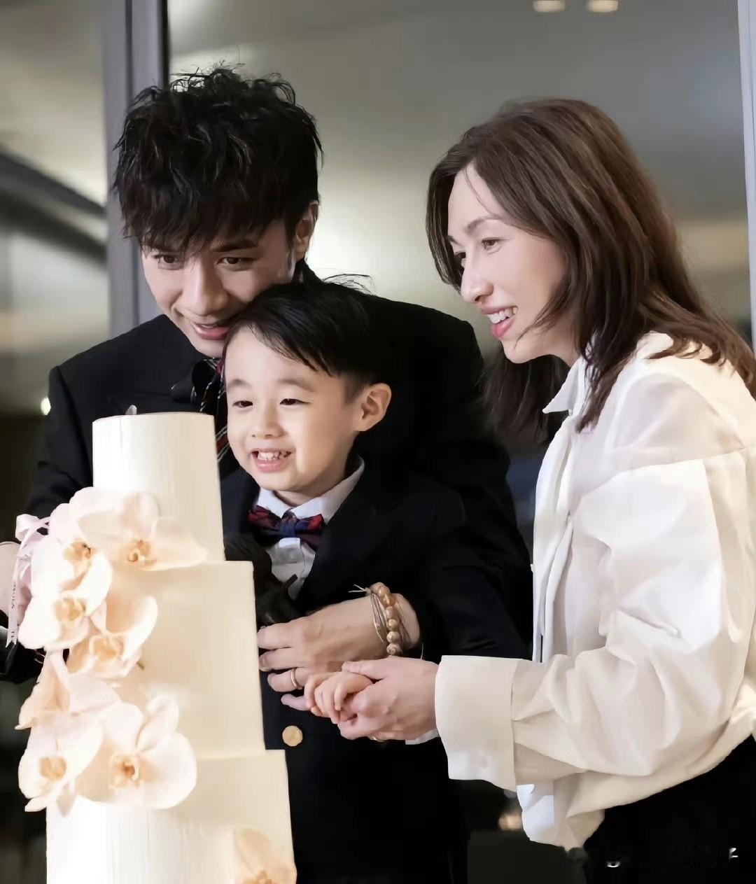 古巨基的老婆陈韵晴太拼了，57岁了还生二胎！跨年的第一天，古巨基在社交平台发文