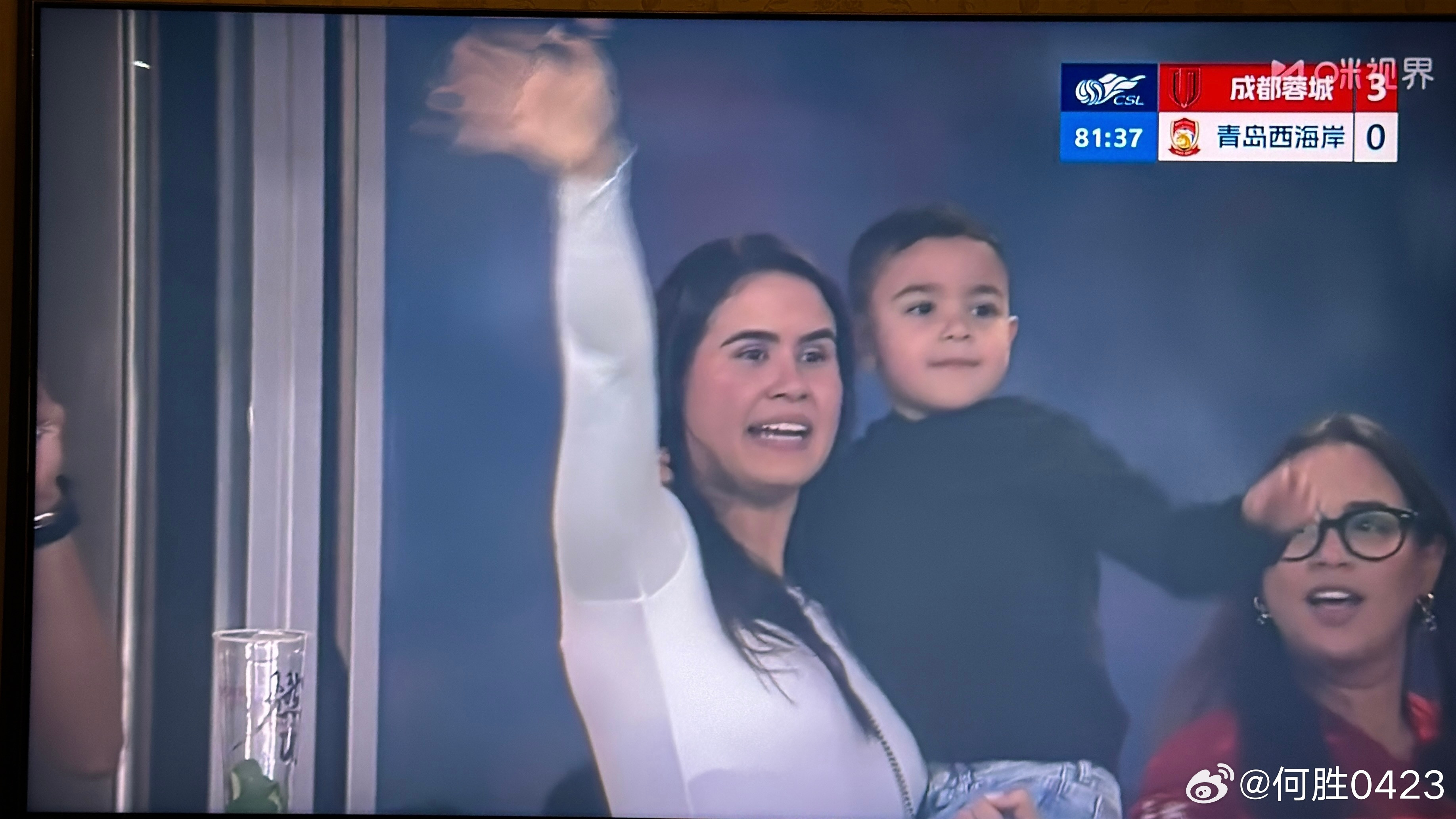 看台上，开心庆祝的费利佩家人球场边，神情落寞的主教练郑智