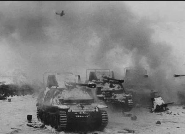 斯大林格勒被包围的德军如果弹药充足能吃饱饭，绝对能中心开花反歼苏军。毕竟被包围的