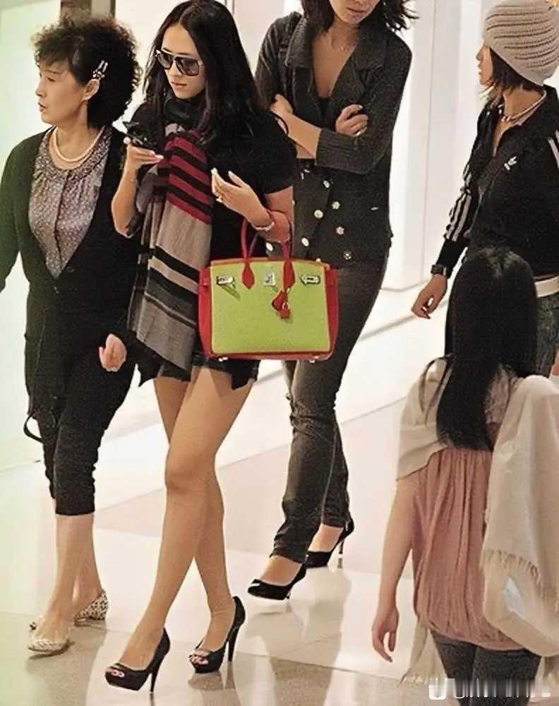 章子怡早期与妈妈的合影，那会儿章子怡刚成名不久