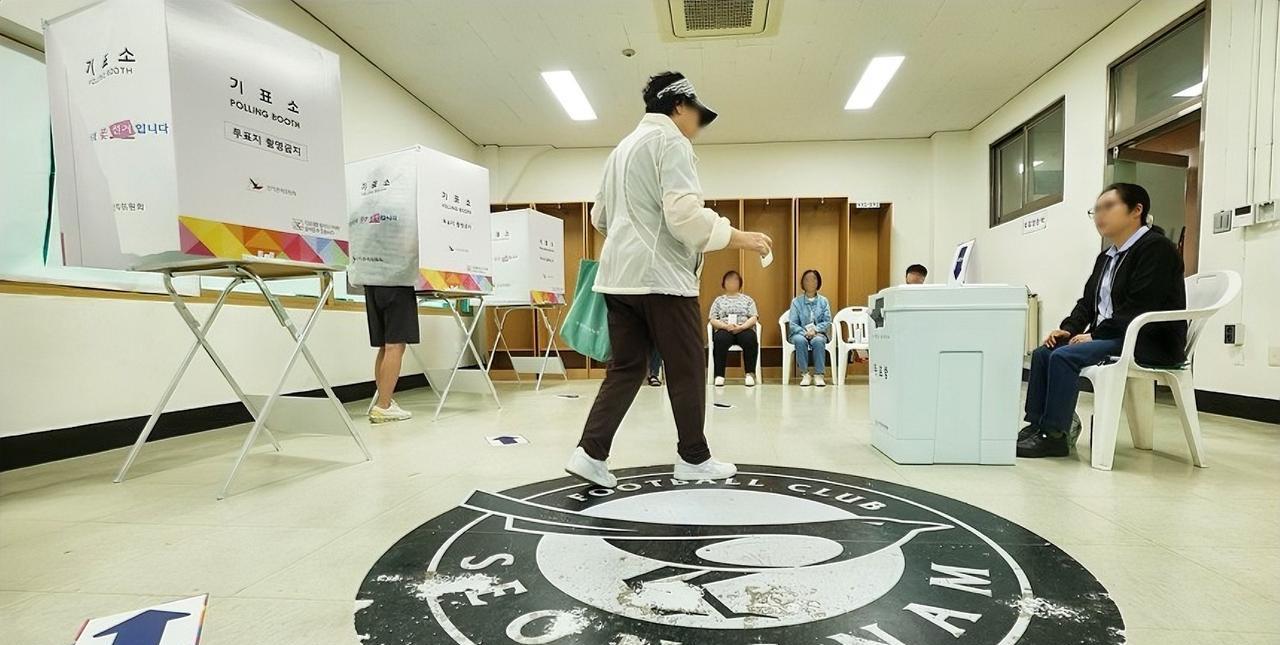 候选人睡不着了目前距离韩国21届总统选举投票截止时间仅剩下不到3个小时，目前韩