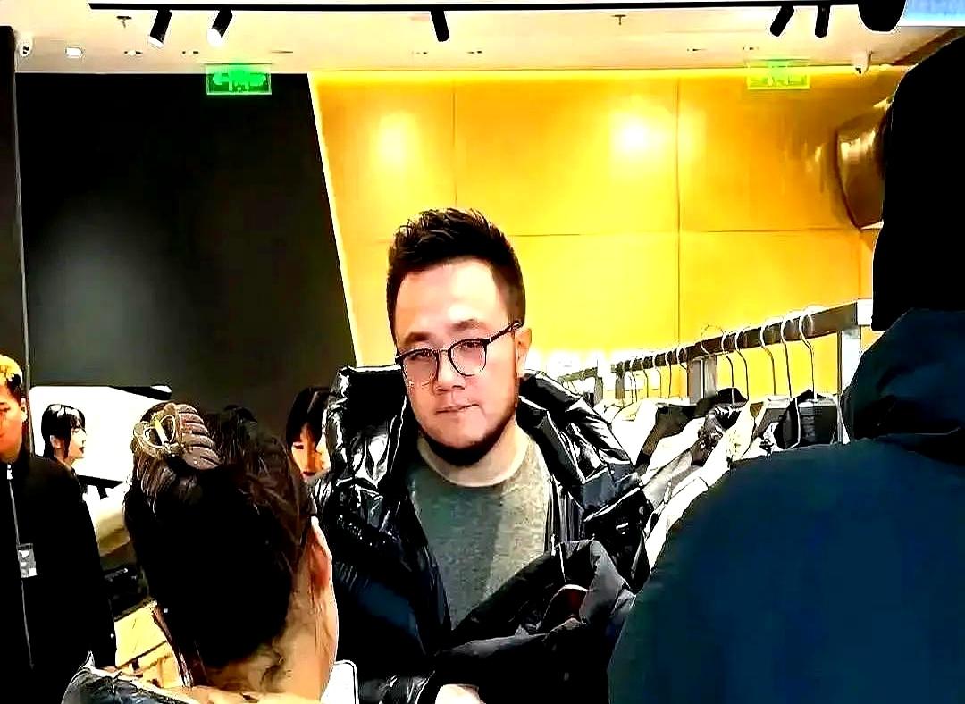 评论区炸锅！巴图俩娃全随奶奶姓宋，英达那边彻底没动静。当年一句“父子缘尽