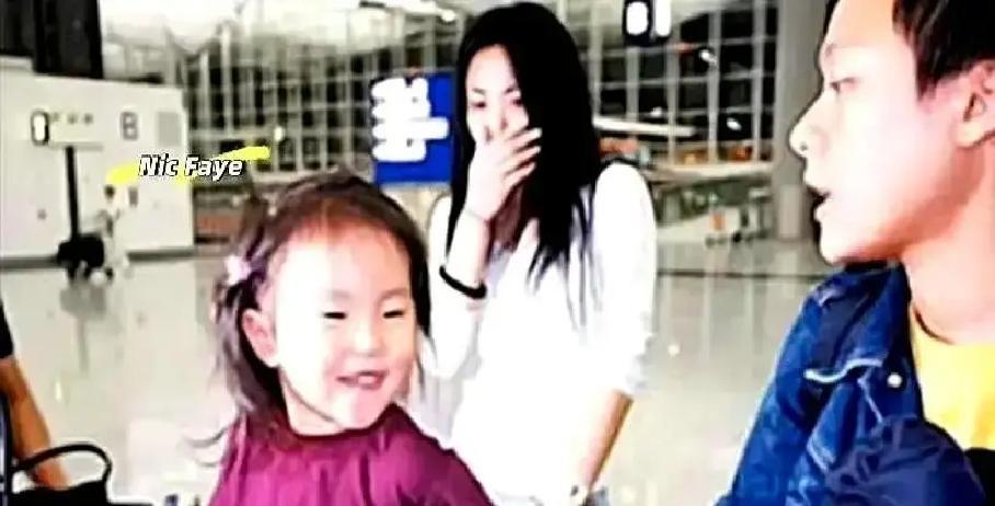 窦靖童把小时候被窦唯背着去机场的老照片置顶，王菲顺手点了个赞，评论区瞬间炸锅。