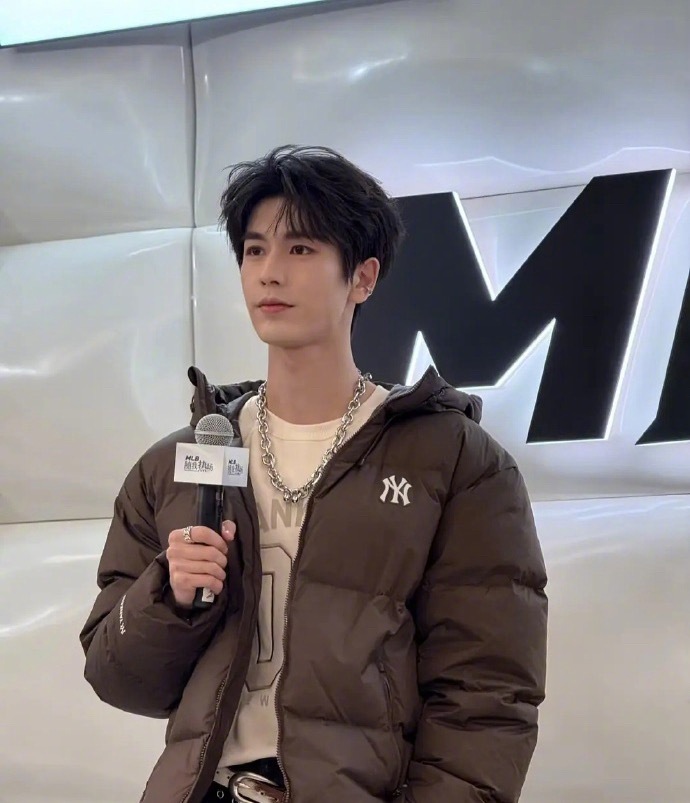 张凌赫今日份活动线下好多人，他这生图什么水平？