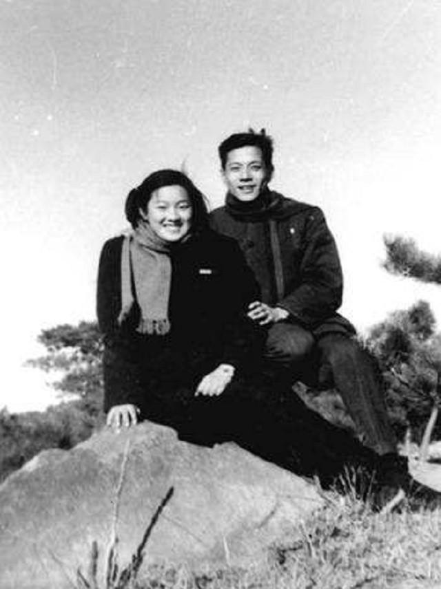 15年前，章含之因病抢救无效去世，正当女儿准备将母亲与父亲和合葬在一起时，护士却