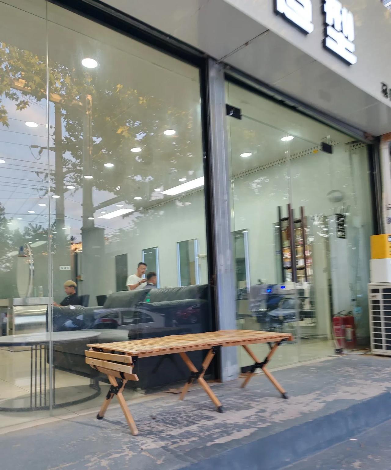 难怪理发店客少。昨天下班后，我去了一家叫做丹尼尔造型的理发店，天热，只想把头发