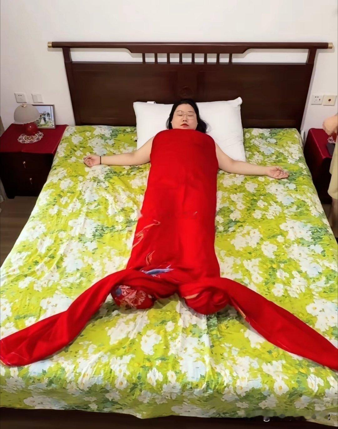 明明都是老婆，就是不知道，为啥差距这么大呢？同样都是新娶进门的，各子往床上一