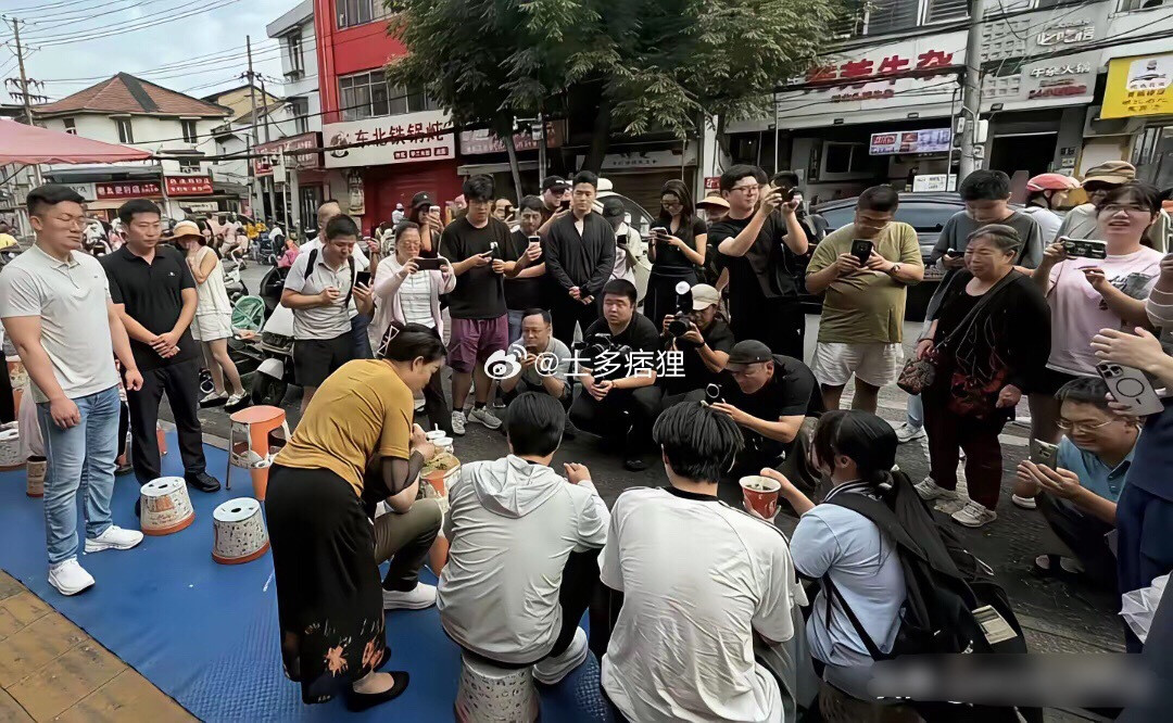 街边吃面正常，但是铺地垫、架长枪短炮就变味了……
