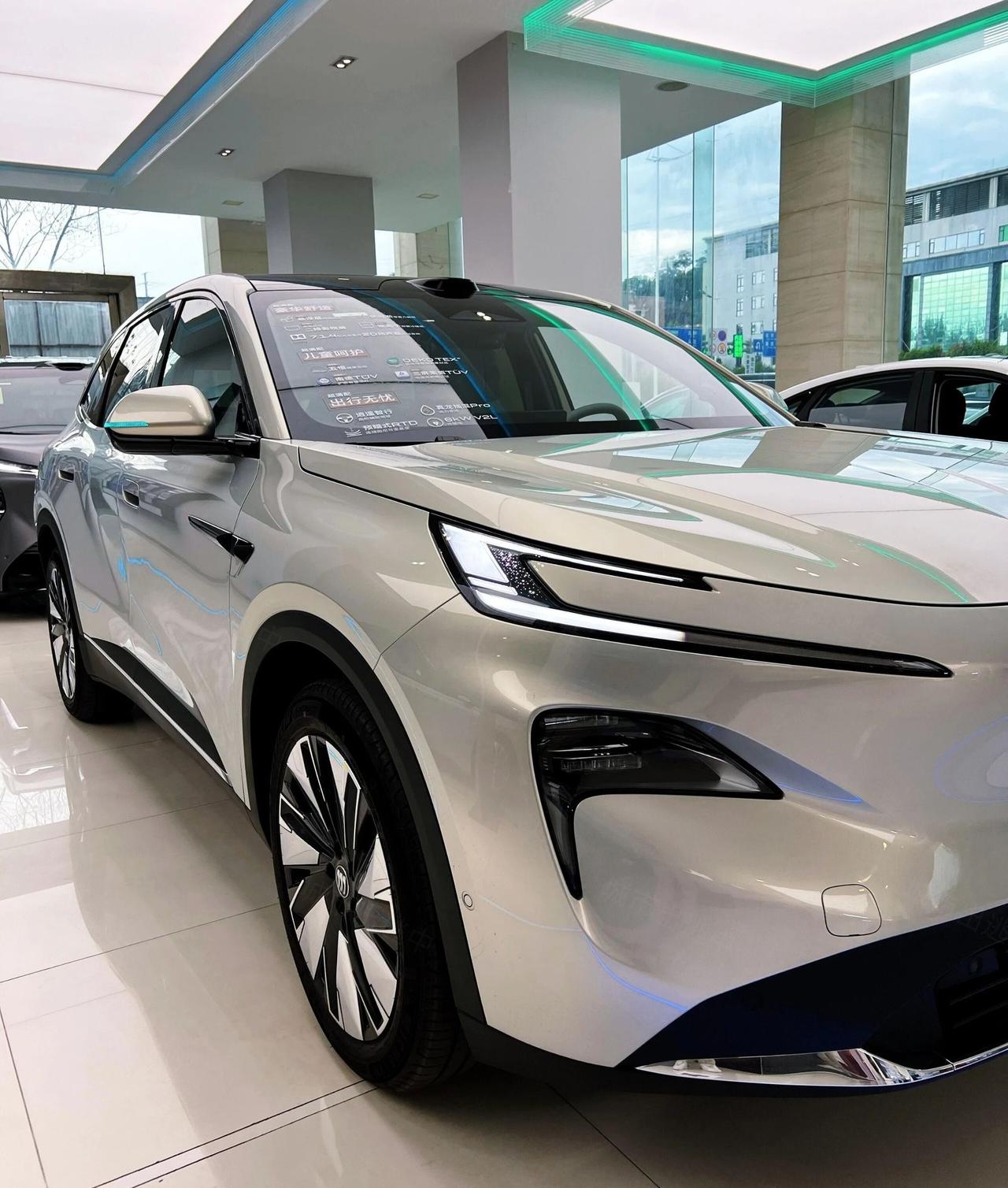 别克至境E7终于来了别克至境E7真的把「颜值」焊在车身上了！前脸线条凌厉流