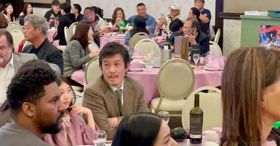 陈冠希秦舒培带女儿在洛杉矶参加婚礼，本山化