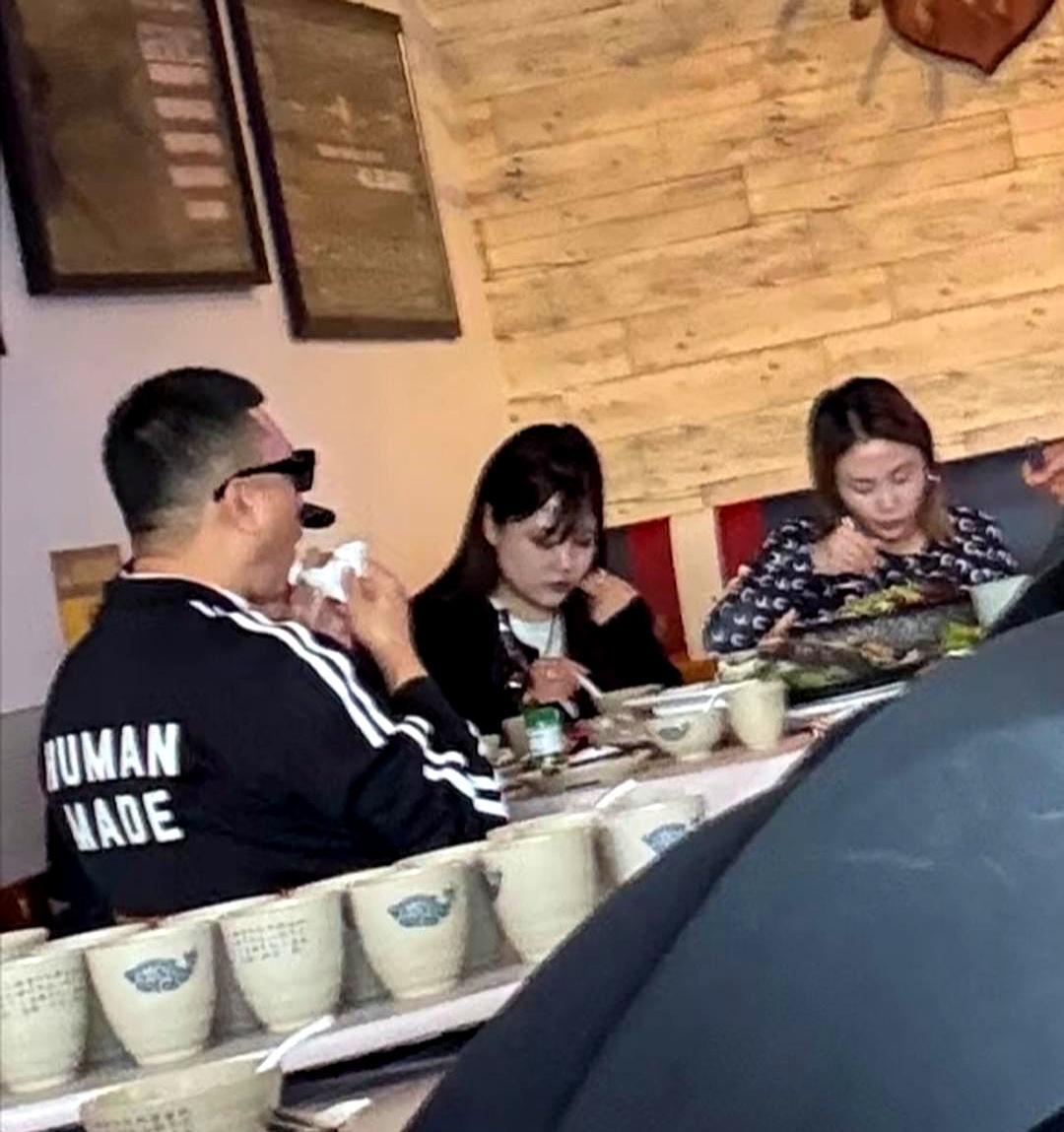 56岁孙红雷，在新西兰拉面馆被偶遇，墨镜一戴谁都不爱。网友镜头里，他黑色夹