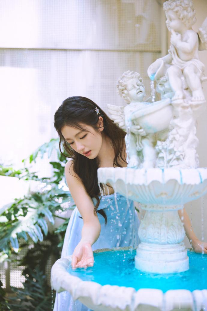李兰迪蝴蝶结蓝裙满满的少女感，真的是又甜又觉得好灵动呀，太喜欢李兰迪蝴蝶结蓝裙