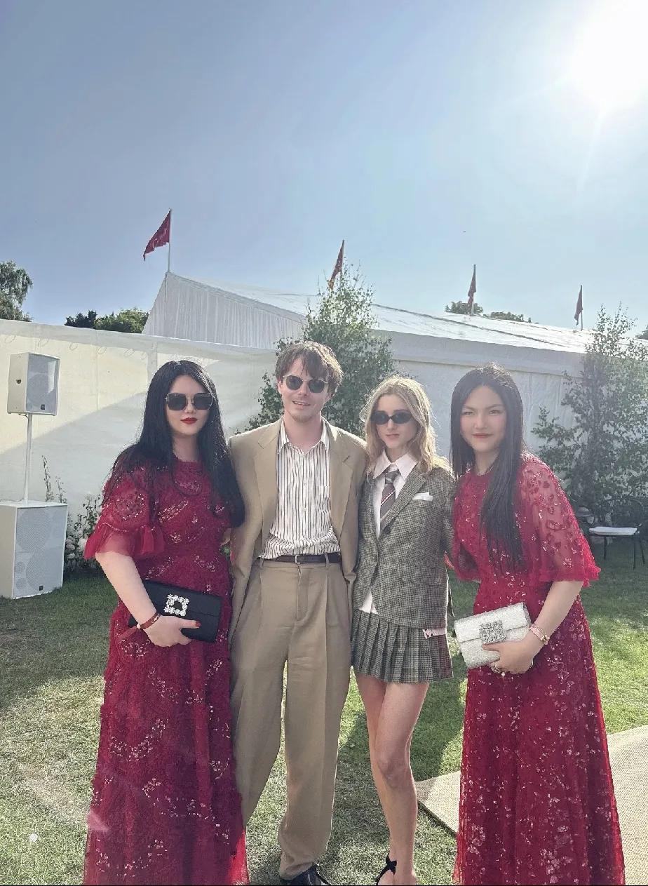 慕了！李湘和女儿看着像两姐妹，贵气十足。娱乐圈星二代里面，感觉就李湘把女儿