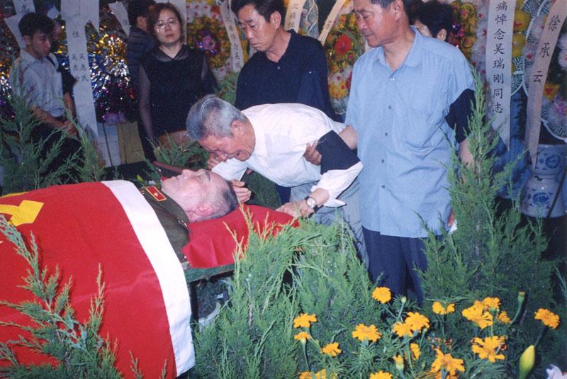 吴瑞刚将军告别仪式，一张罕见的留影，这张照片拍摄于2004年的福州，在原福州军区