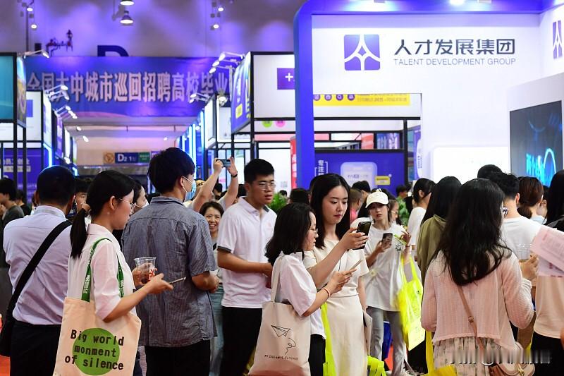 大学生就业难,难在哪里?难在求职人数多而岗位机会少，当下大环境欠佳，就连有技术的从业者找工作都不容易