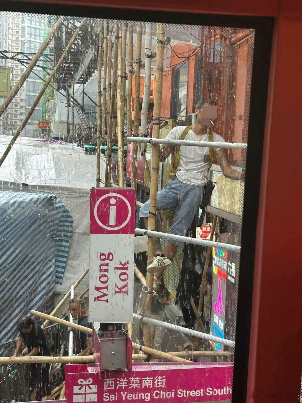 香港大火之后，依然有“传统工艺传承者”边叼着烟边搭竹棚。被网民拍下后在媒体上曝光