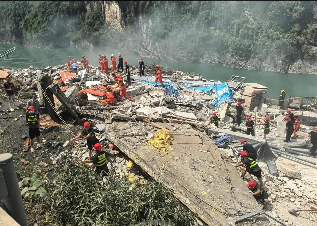 看到彭水山体崩塌8人遇难、34人失联的新闻，心里很沉重，我有4个疑问：1、