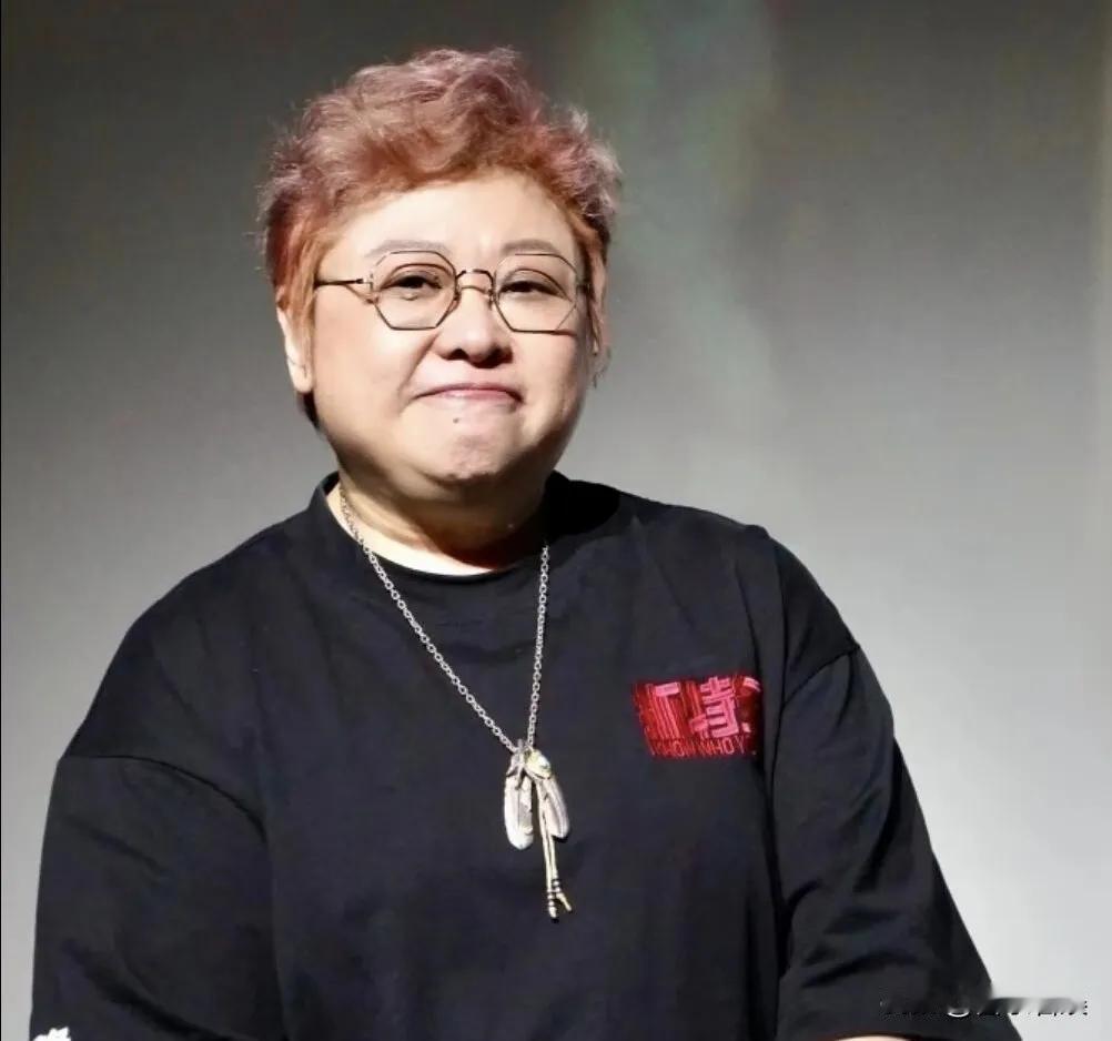 韩红，含泪发文！6月29号，韩红的风波又有了新动静，就因为电影首映礼上几句