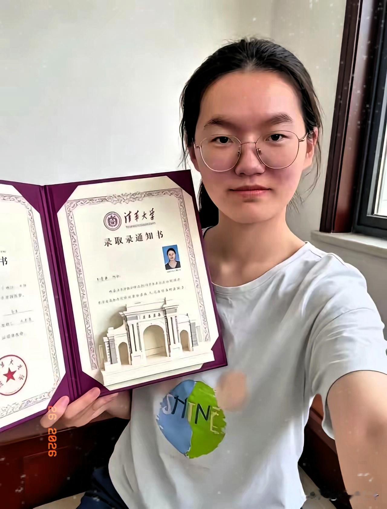 韩雅萍今天正式被清华大学录取了，但她似乎不一定学医了？​今天官方通报韩雅萍被清