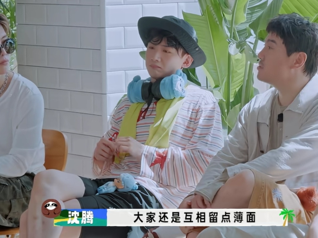 沈腾当面一句吐槽“我摊上这么几个弟弟”让白敬亭和王安宇立马反驳，范丞丞在一旁一声不吭的看着，沈腾：“