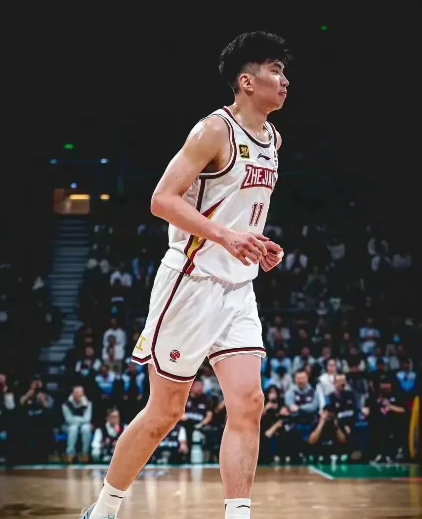 总算年轻人还有点儿进取心。浙江稠州银行的中锋余嘉豪宣布去欧洲毕尔巴鄂俱乐部打球了