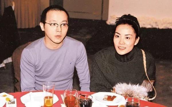 1993年，王菲穿着透视装出席典礼，底裤有点明显，古巨基提醒她太暴露了，没想到，