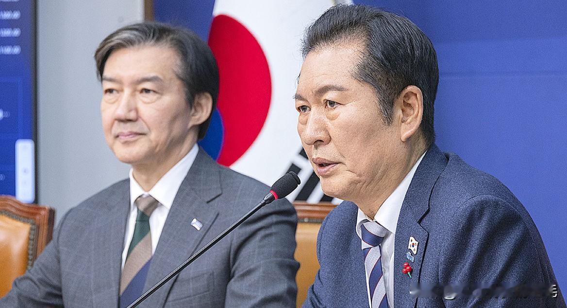 22日韩国共同民主党党首郑清来在国会召开紧急记者会，正式向祖国革新党提出两党合并