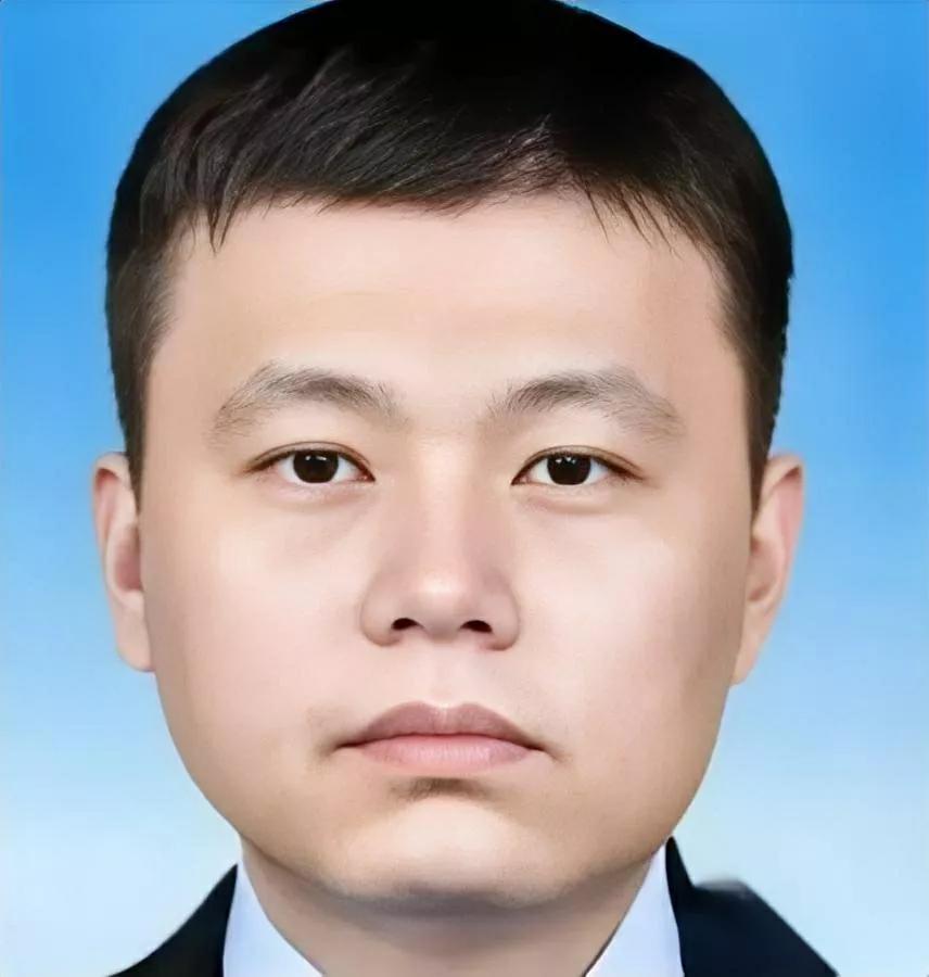 公务员卡上多4100万？老婆惊问来源，他竟说是写书赚的！2006年，广东