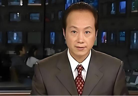 著名主持人罗京，去世多年后，母亲患上老年痴呆，妻子带着儿子改嫁了一位富商，可是儿