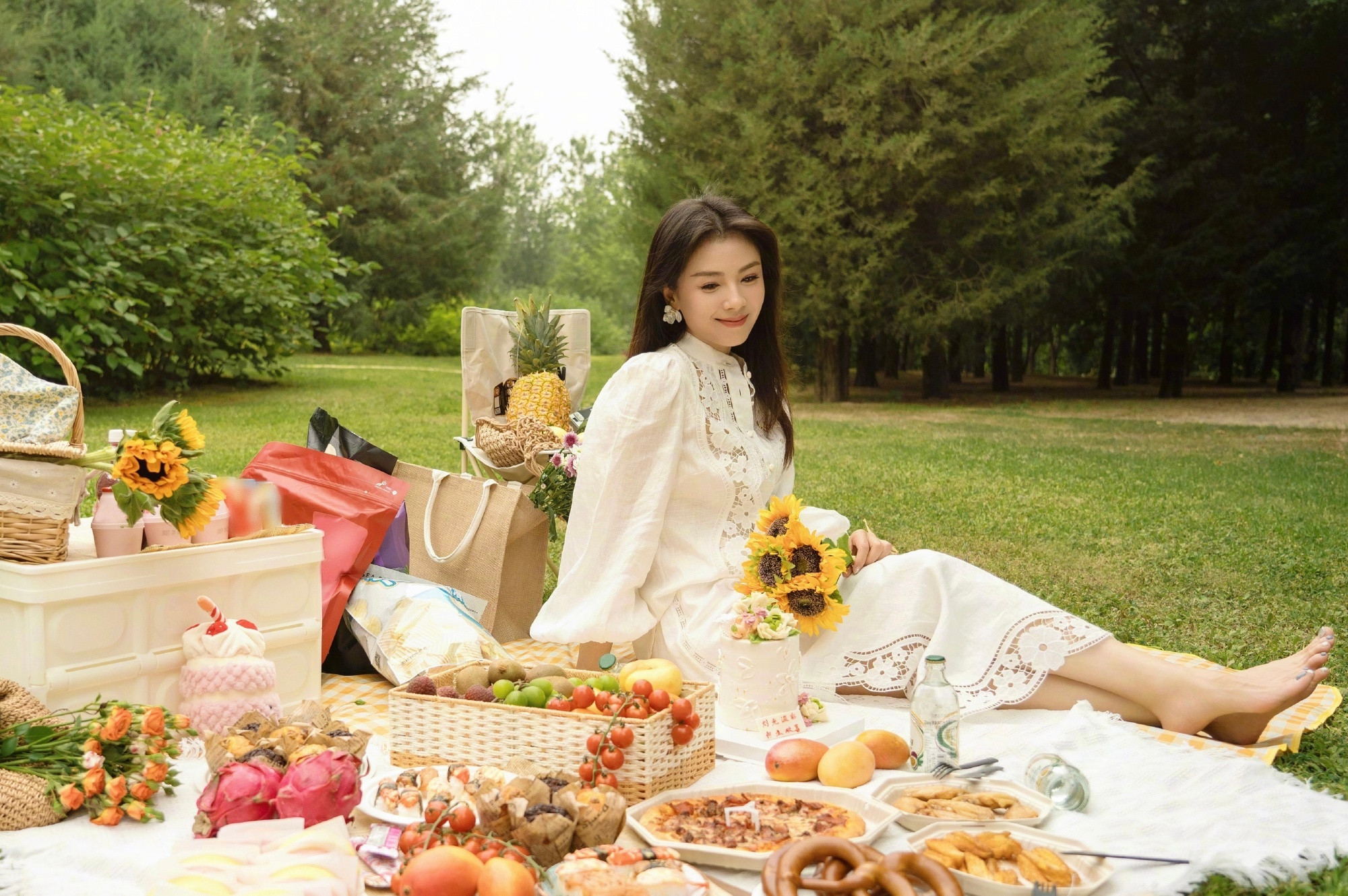 刘涛，白裙子穿搭，总是如此优雅温柔。刘涛