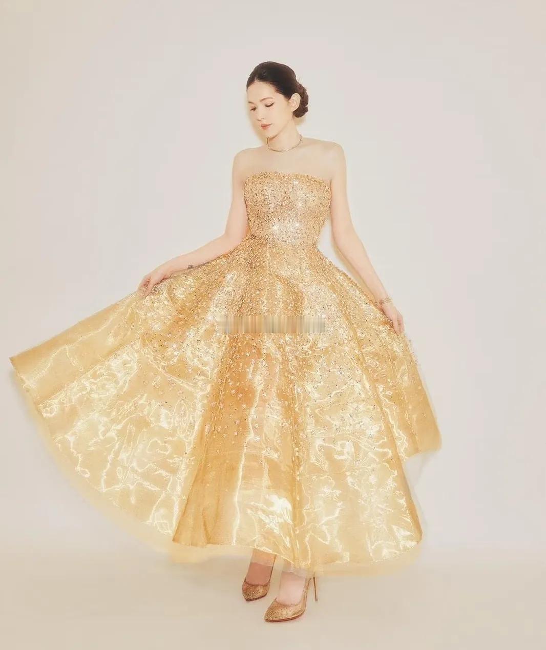 许玮甯产后亮相金鸡奖，担任颁奖嘉宾，容光焕发很幸福！这个月28号她婚礼，人逢喜事