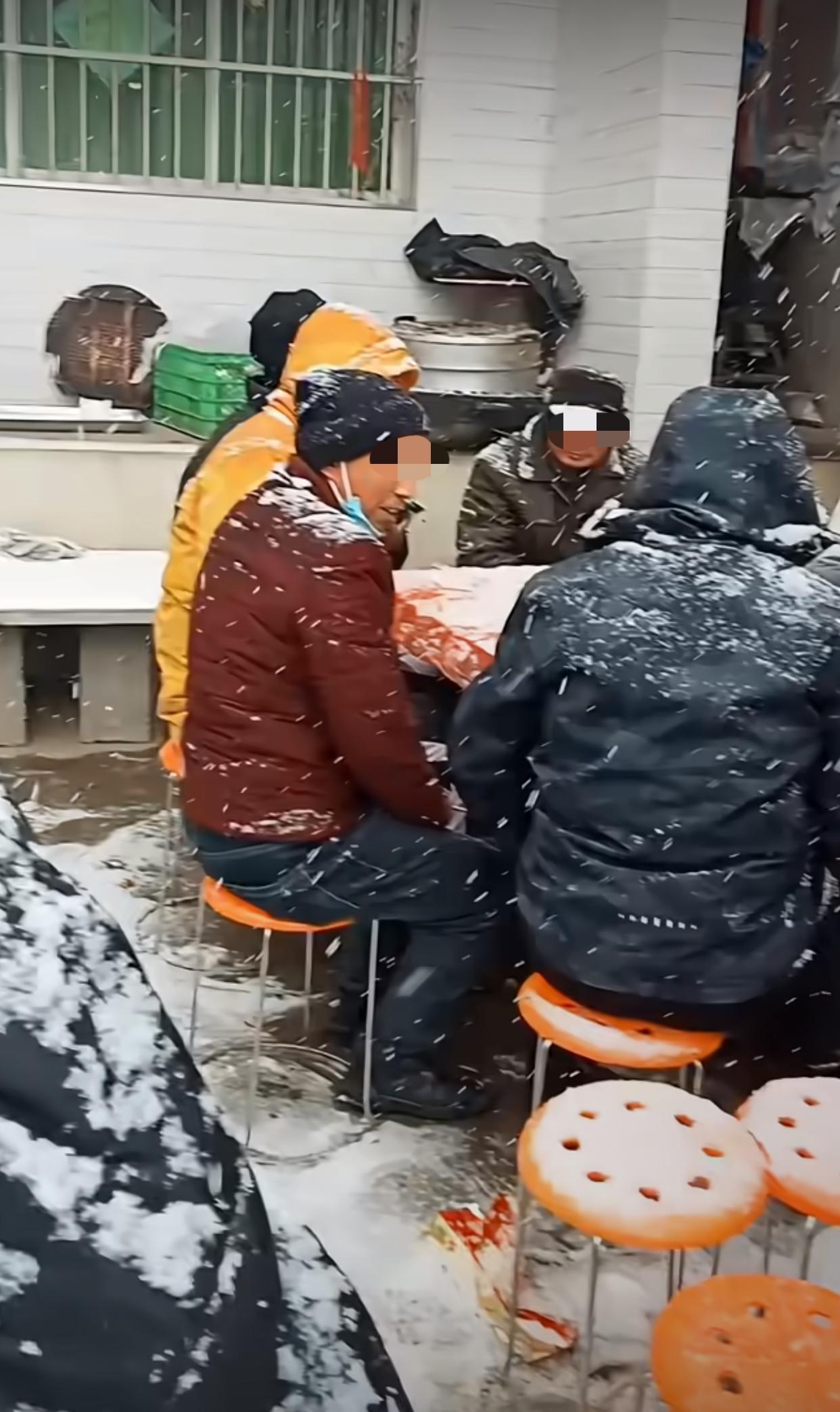 咱就是说，这席是非吃不可也吗？不能搭个棚吗？人冷，菜更冷，吃个席感冒了就不划