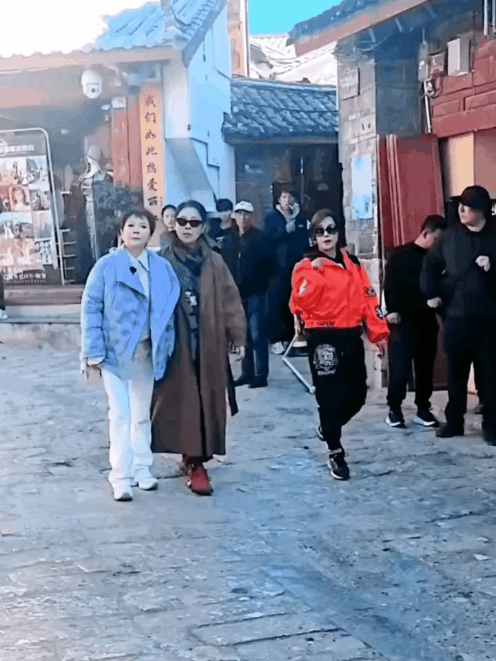 《<em>一路繁花</em>》节目组是真的心大啊，这节目的策划也是个天才，怎么能想到请<em>一</em>帮老太太出