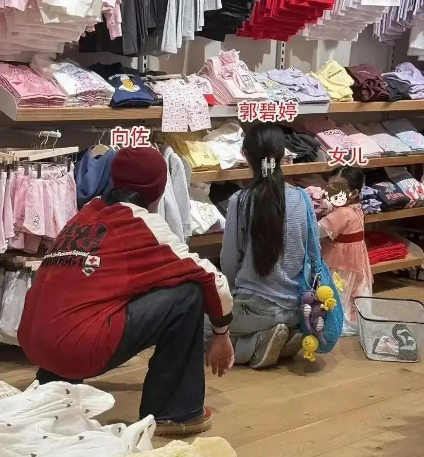 向佐郭碧婷带着5岁女儿在新加坡童装店被偶遇，一家三口蹲在地上给女儿试春装，向佐抱