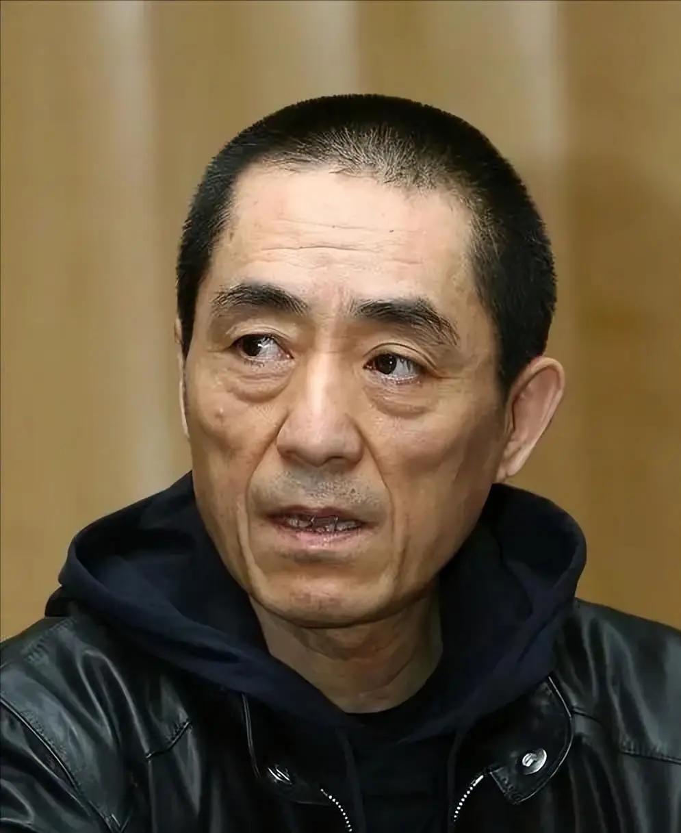 张艺谋回老家，对着修了一辈子自行车的残疾弟弟，说：“哥给你三个选择！”弟弟低头想