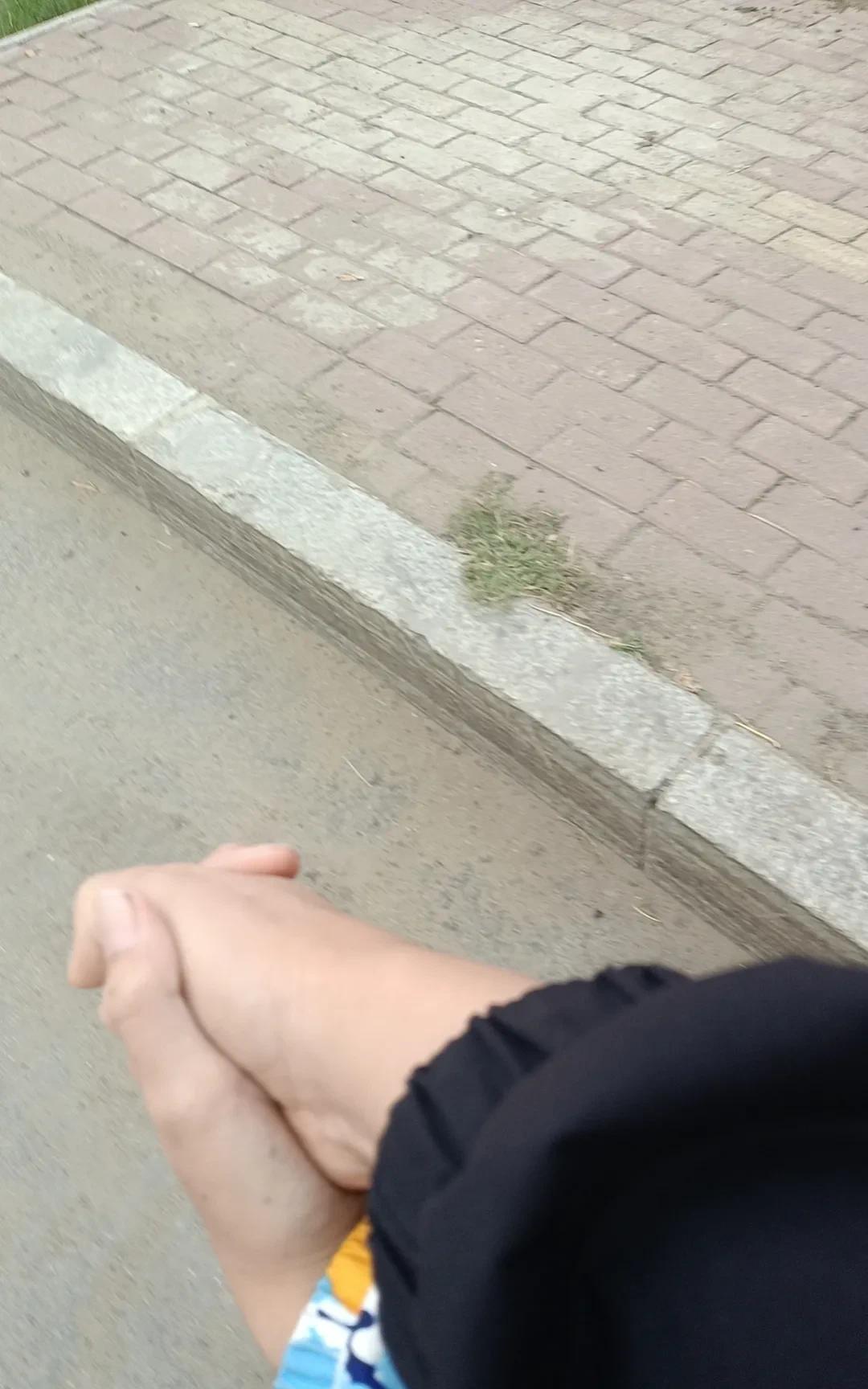 如今我的执念不是买房也不是买车，而是存钱，由着两孩子慢慢长大，上高中，上大学都是