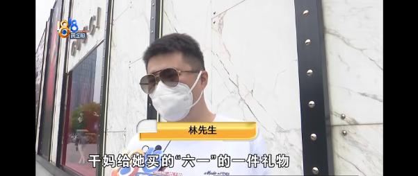 杭州一名五岁女孩，被母亲和干妈带去古驰门店购物，干妈斥资19000元买下三件
