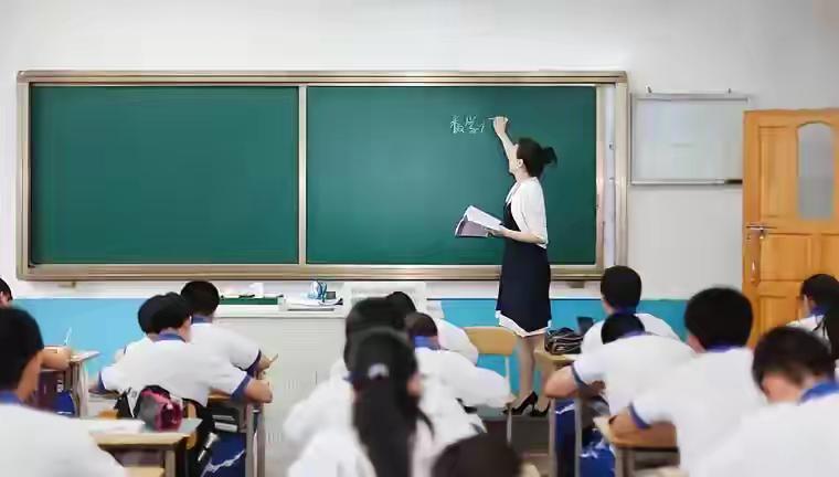 “没有教不会的学生，只有不会教的老师”县教师发展中心的袁教研员，一位年仅32