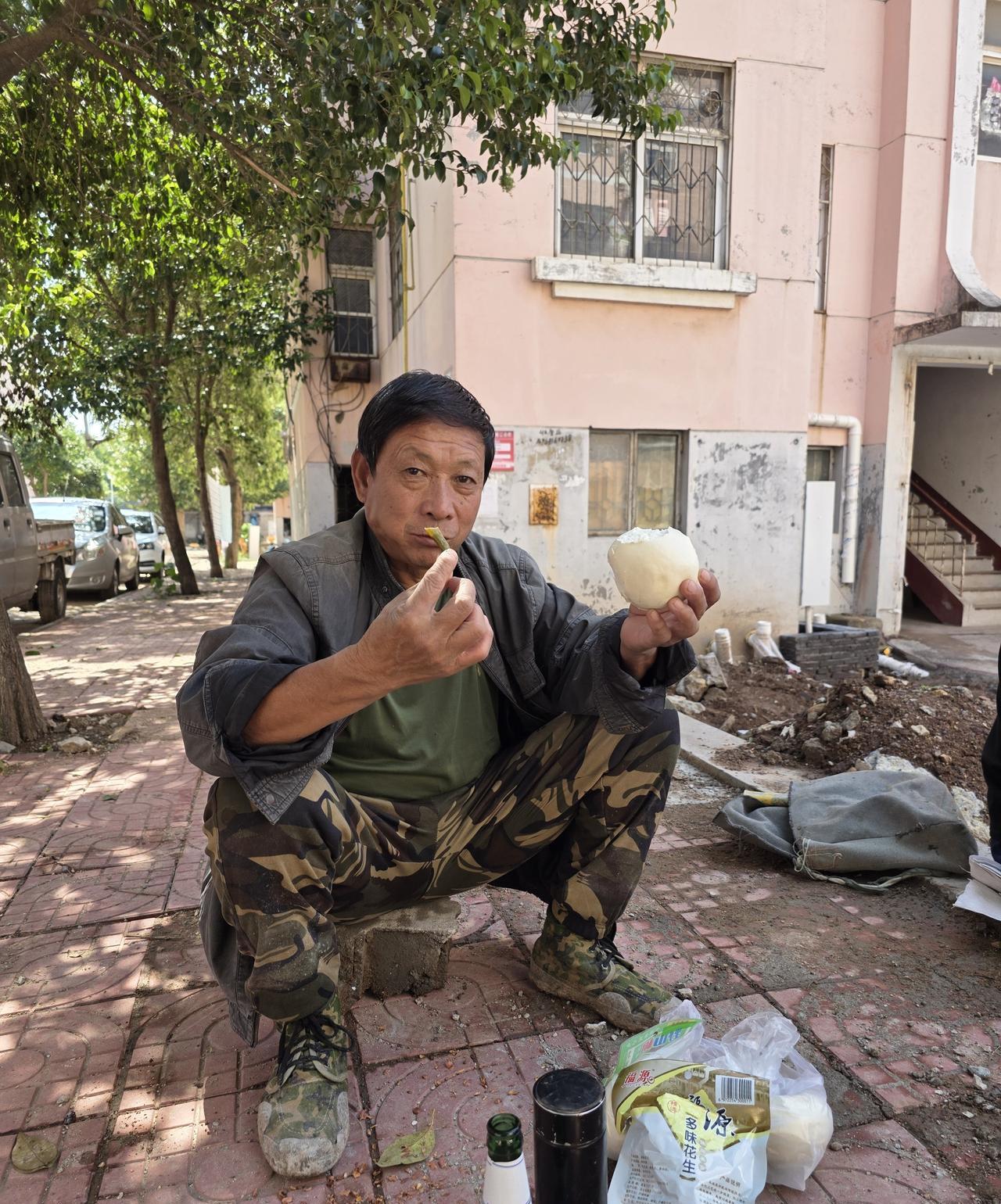 小区里施工的民工……中午时，找个空地坐下来吃饭。饭是从家里带来的，有吃馒头的，
