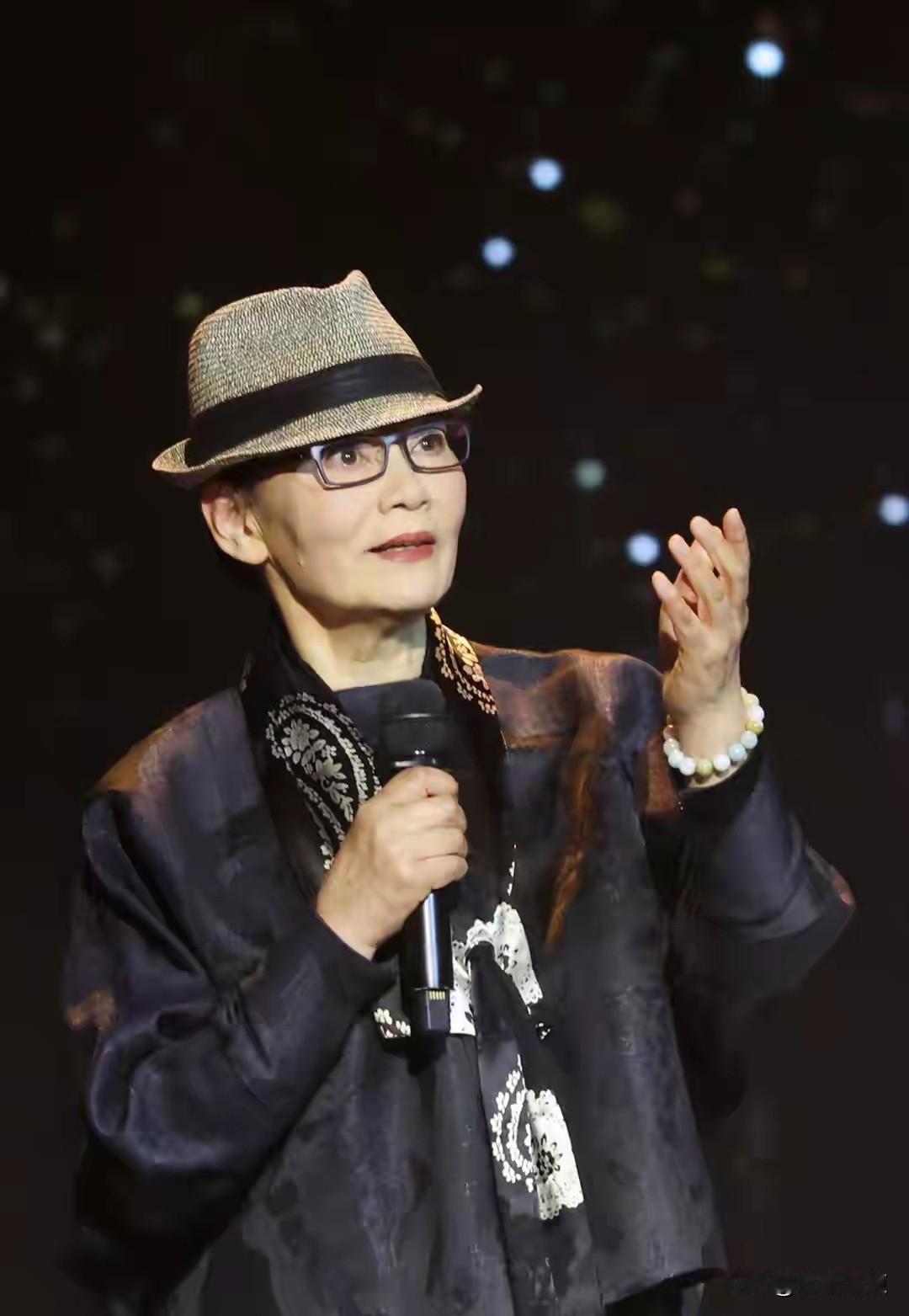 潘虹盛装出席母校——上海戏剧学院80周年校庆，71的她神采奕奕，端庄秀丽。只是这