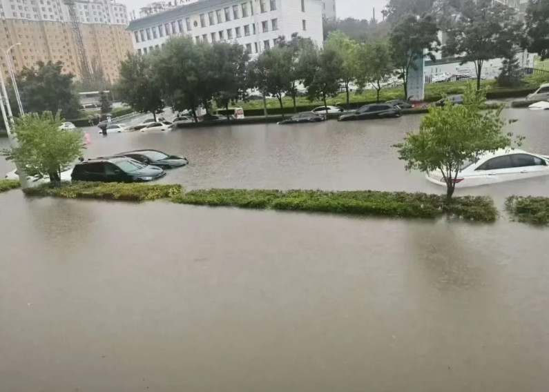 呼和浩特连下几天的大雨扯下了城市的最后一块遮羞布随处可见呼和浩特大运河分河