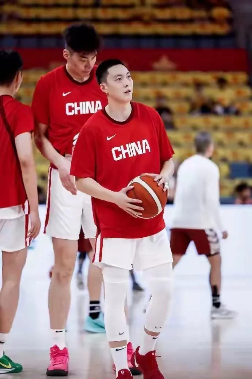 你知道胡明轩会给王俊杰传球吗！因为胡明轩不想在国家证明什么东西，是国家队的老常客，而且还担任过男篮的