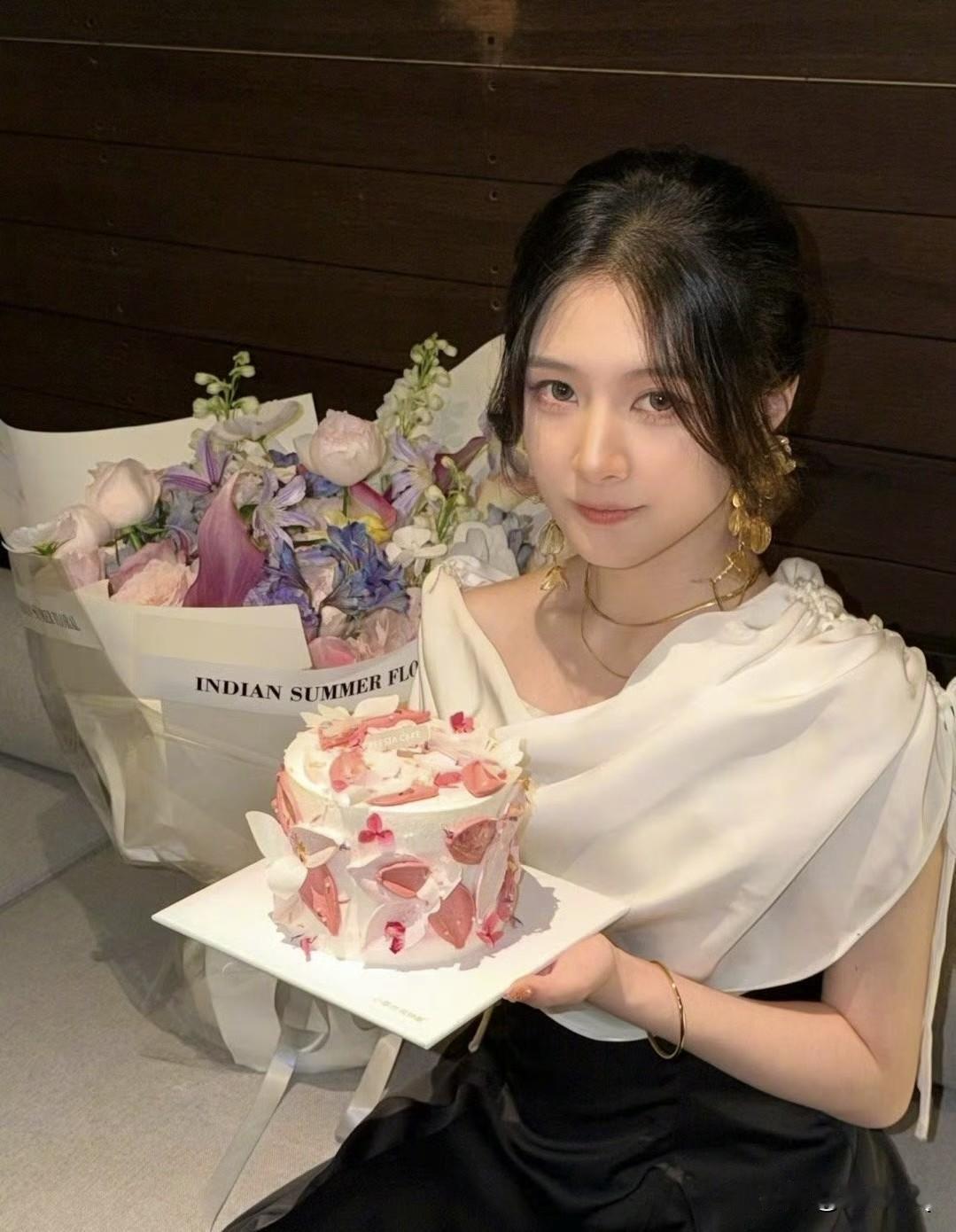 这是歌手郑钧的女儿，也就是郑钧与《灰姑娘》原型）所生的千金，基因是一点儿也没浪费
