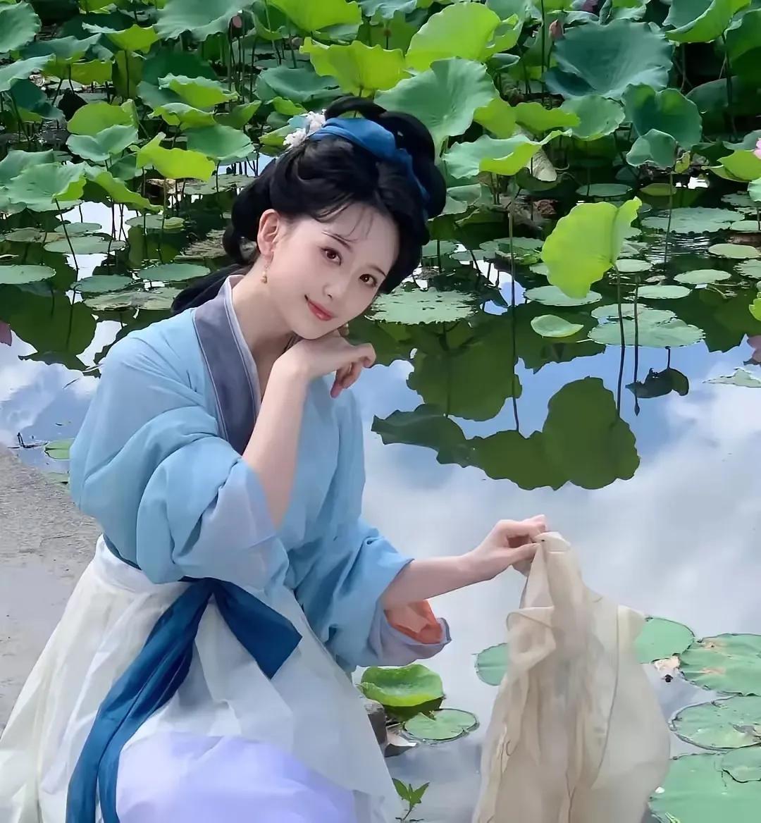 473年，西施完成了灭吴的使命，终于被接回越国。范蠡问勾践："大王，怎么处置西施