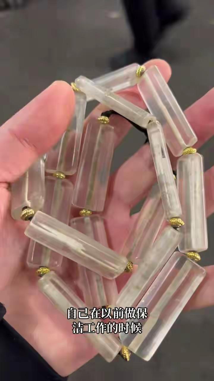 环卫阿姨捡条“玻璃链”藏了几十年，像极了被低估的二手车2026年3月20日，